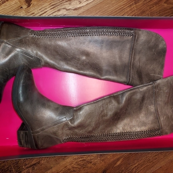 Vince Camuto Bendra grey distressed bomber boots size 5 new in box - Picture 13 of 16